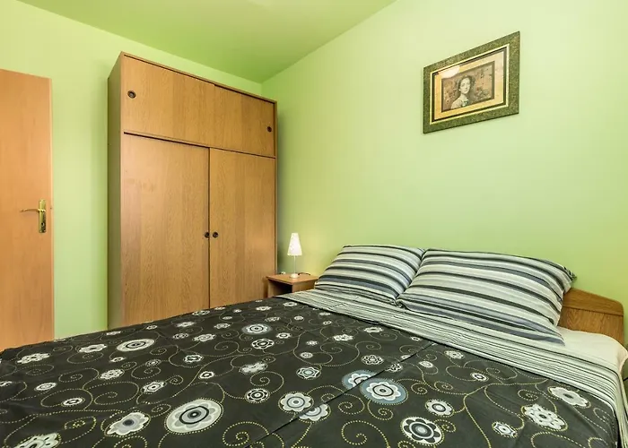 Modra Kuca Апартаменты Мандре